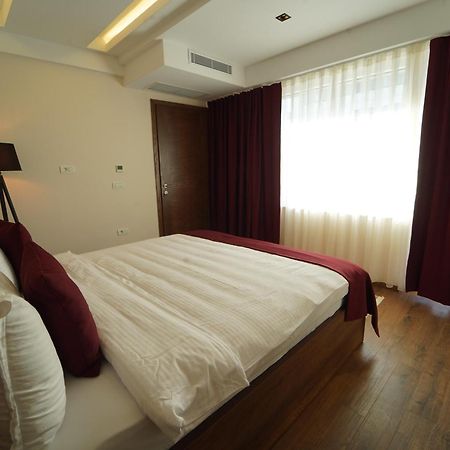 Monarch Hotel พริเซรน ภายนอก รูปภาพ