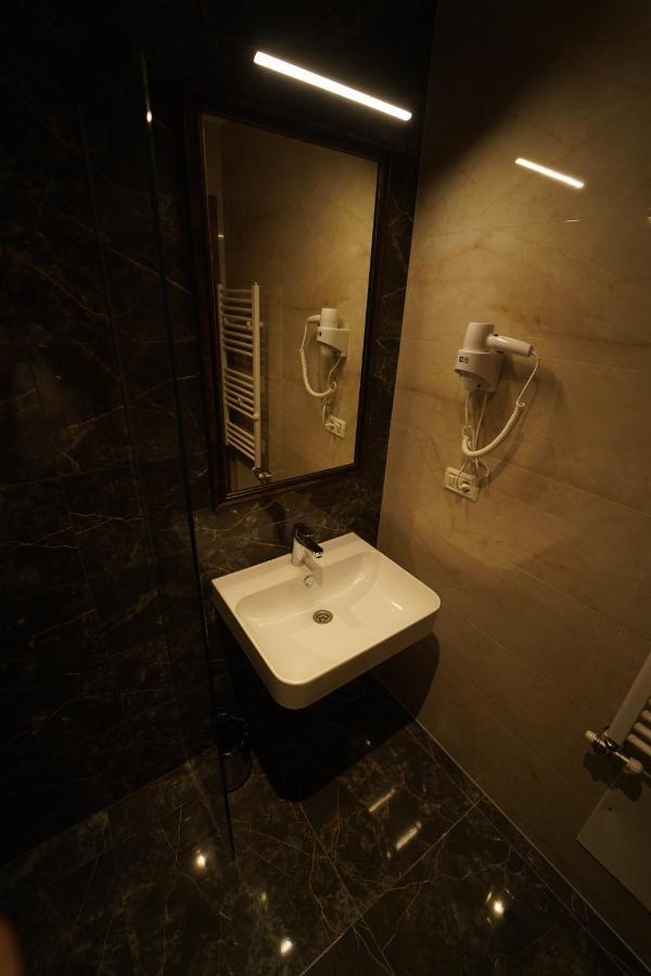 Monarch Hotel พริเซรน ภายนอก รูปภาพ
