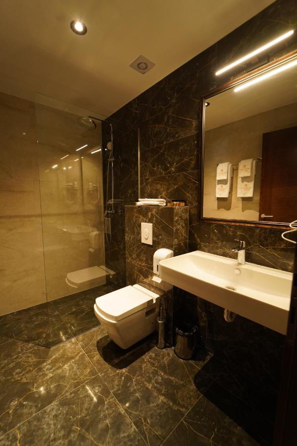 Monarch Hotel พริเซรน ภายนอก รูปภาพ