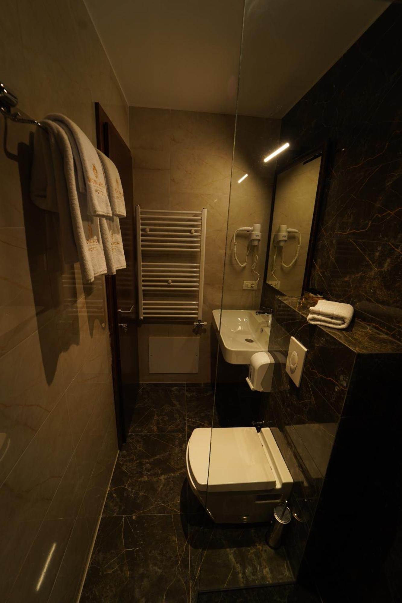 Monarch Hotel พริเซรน ภายนอก รูปภาพ