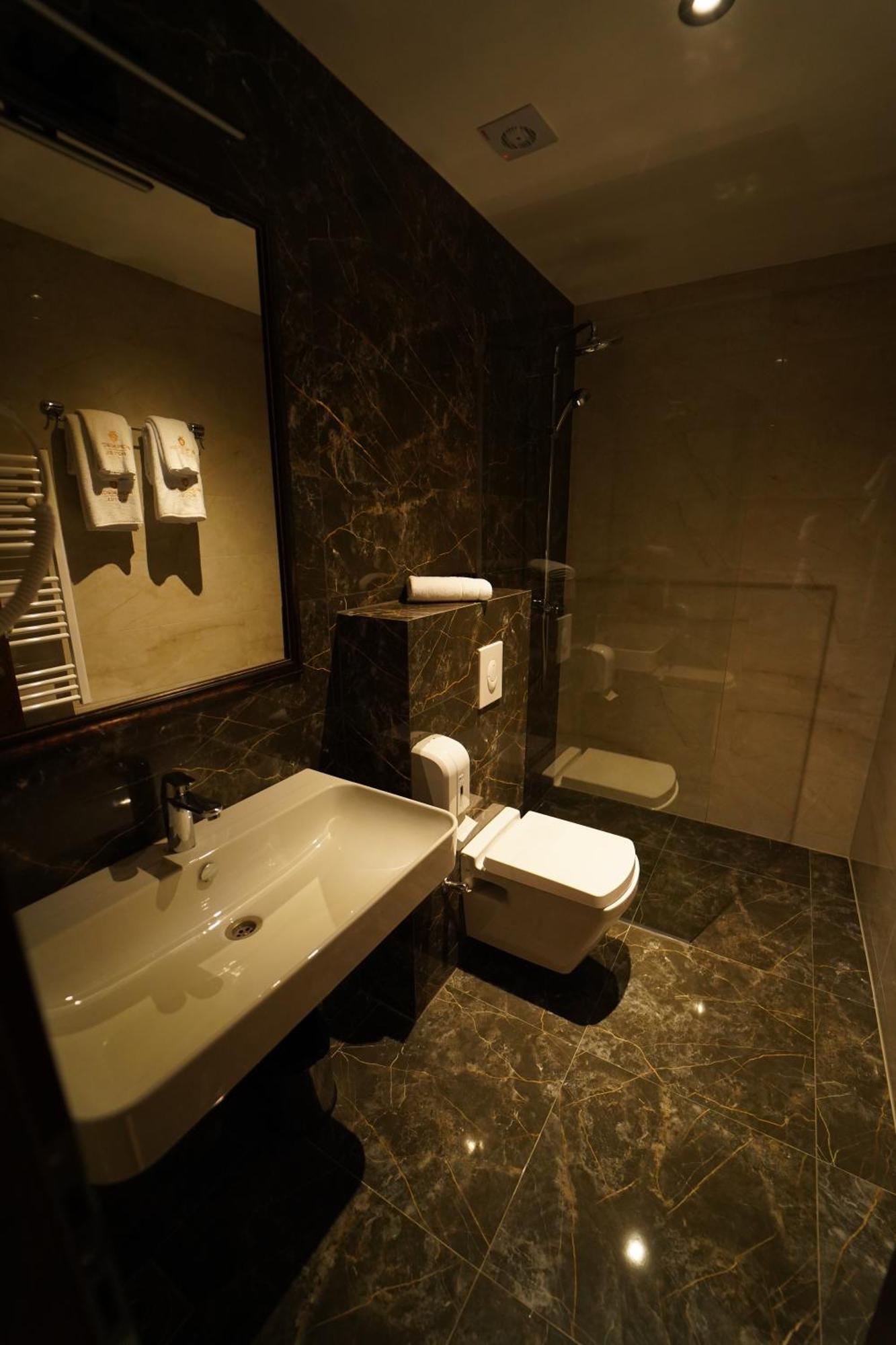 Monarch Hotel พริเซรน ภายนอก รูปภาพ
