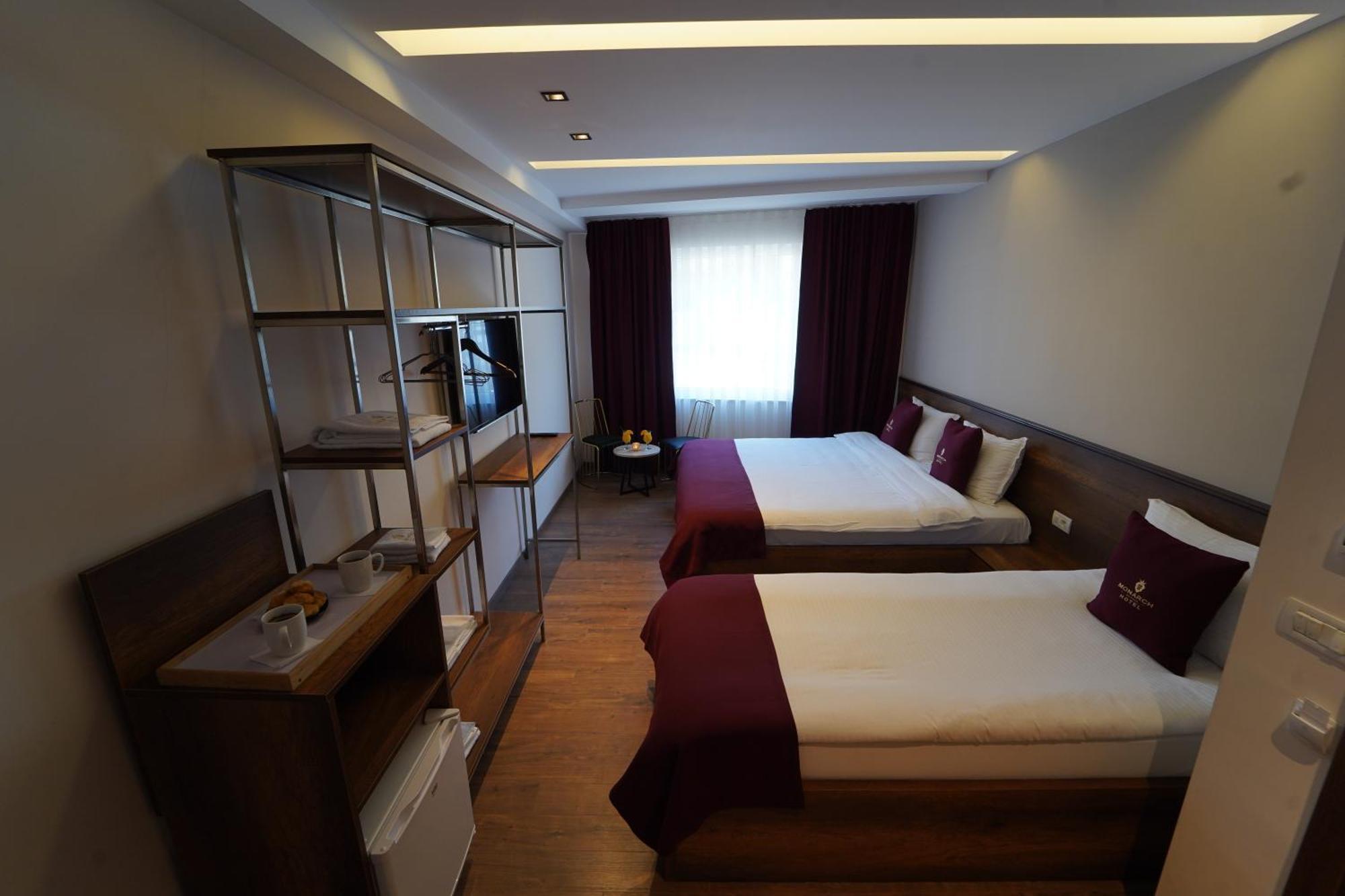 Monarch Hotel พริเซรน ภายนอก รูปภาพ