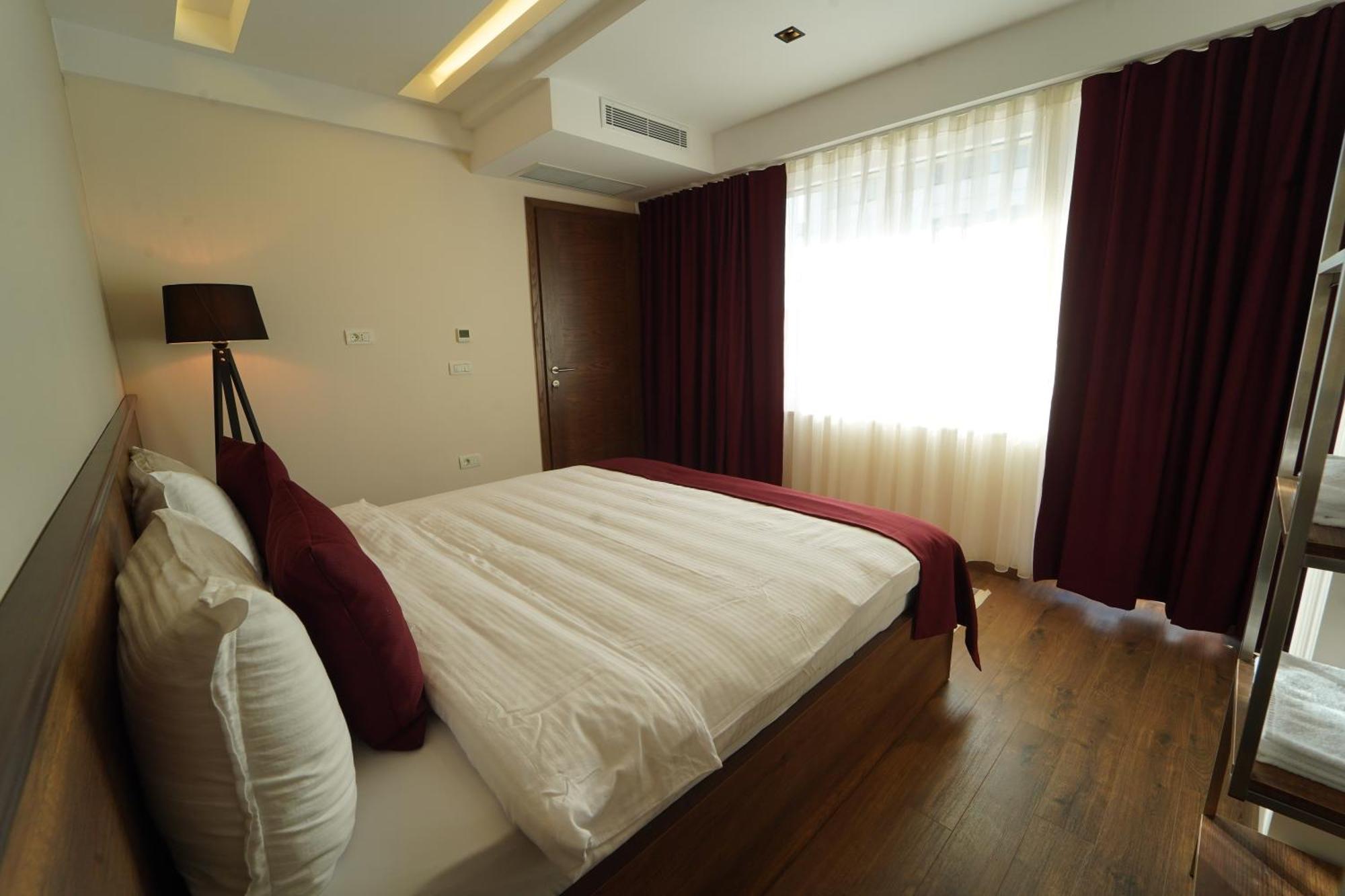 Monarch Hotel พริเซรน ภายนอก รูปภาพ