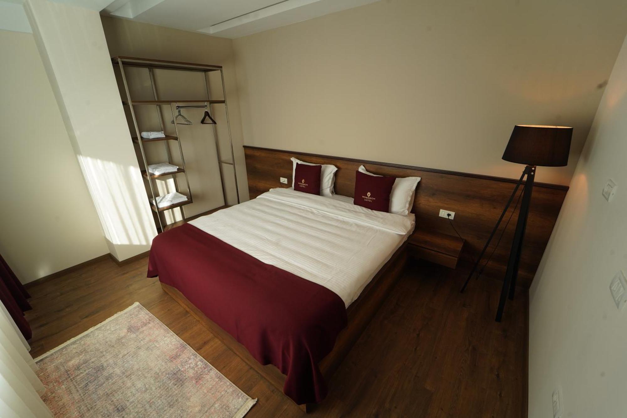 Monarch Hotel พริเซรน ภายนอก รูปภาพ