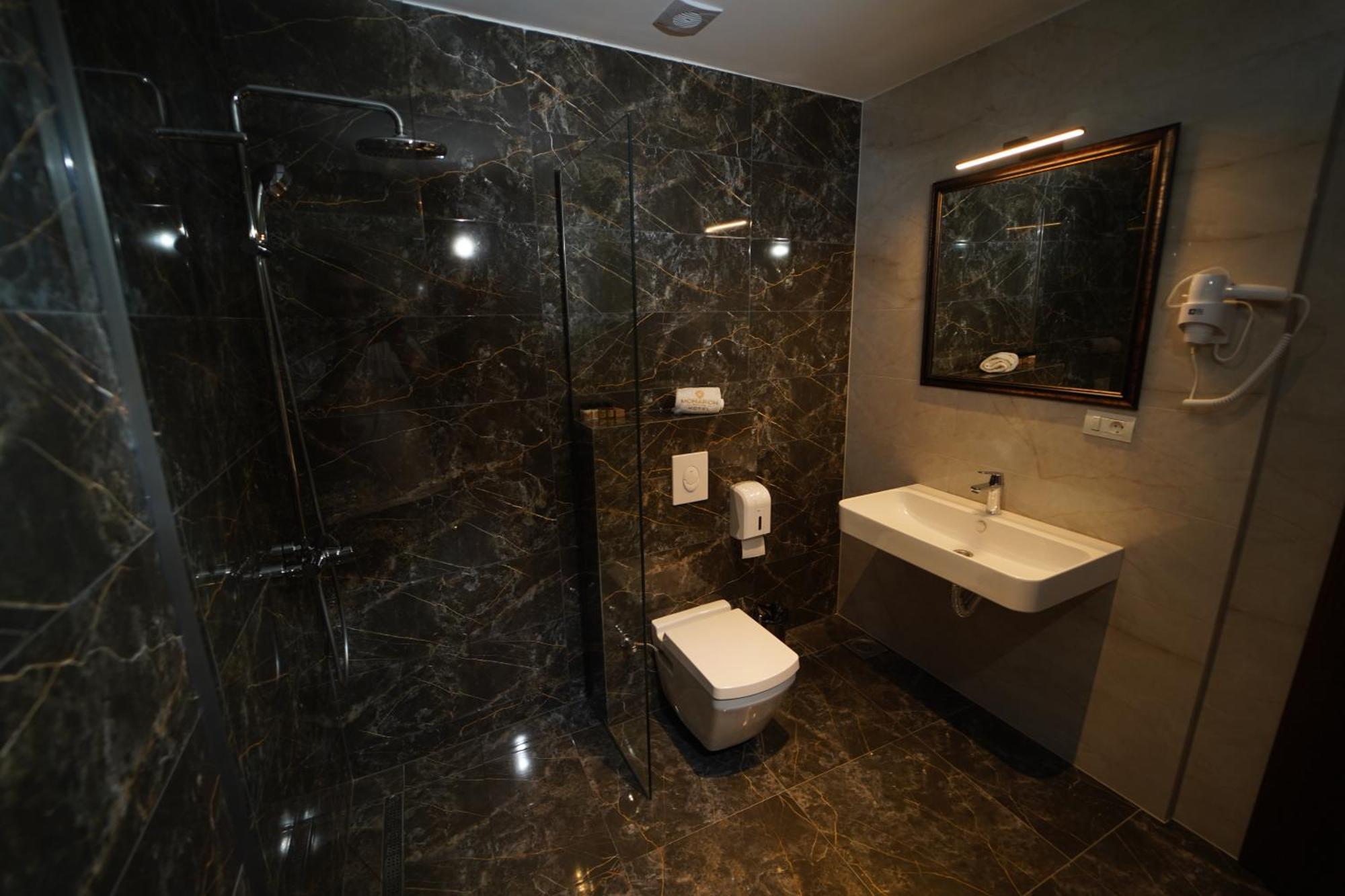 Monarch Hotel พริเซรน ภายนอก รูปภาพ