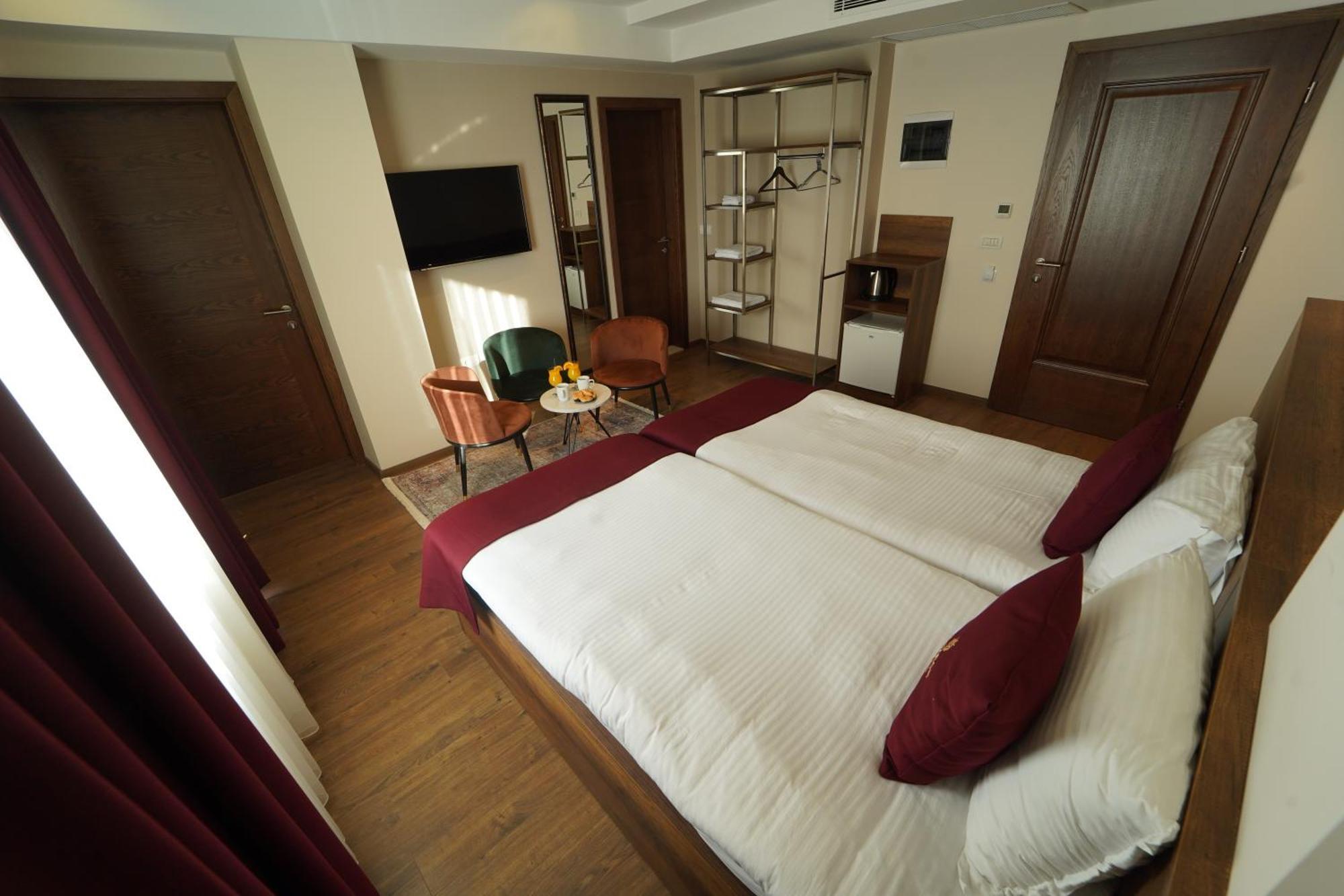 Monarch Hotel พริเซรน ภายนอก รูปภาพ