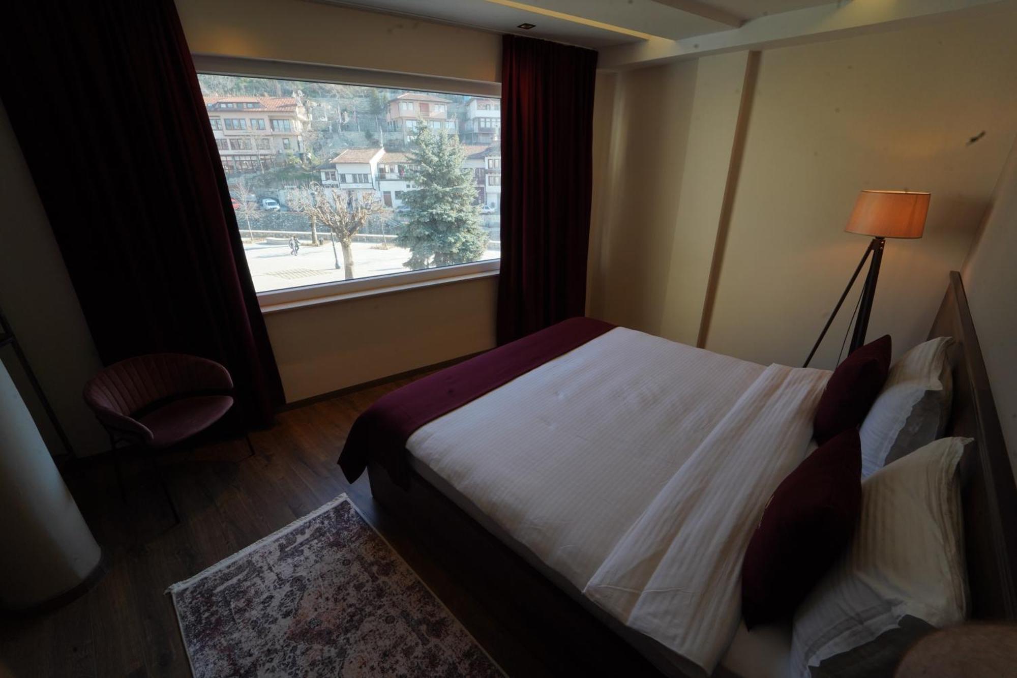 Monarch Hotel พริเซรน ภายนอก รูปภาพ