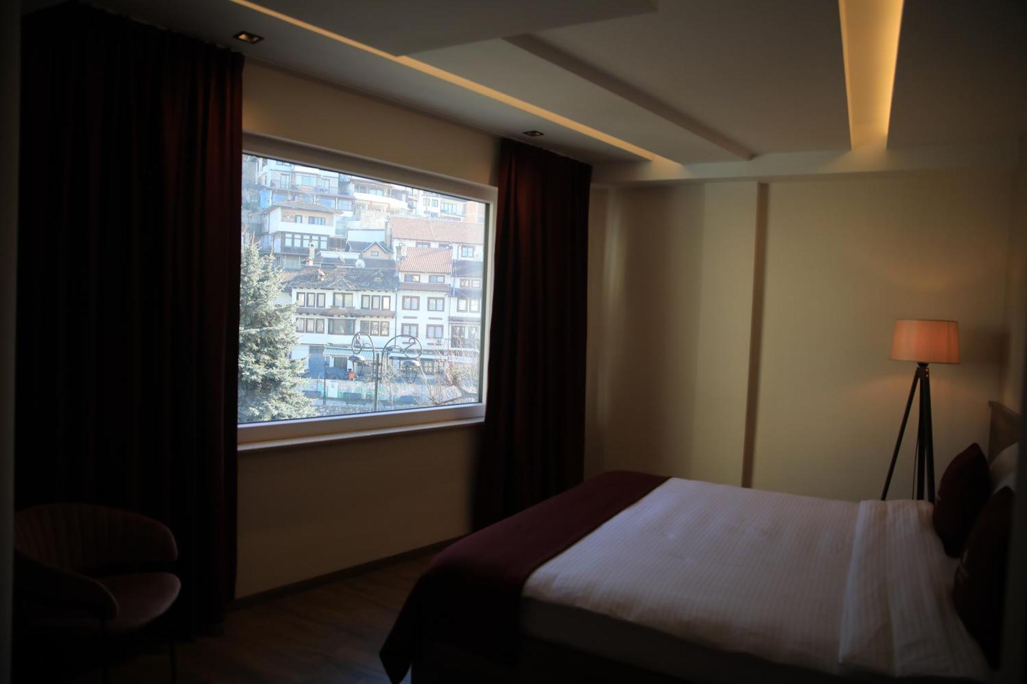 Monarch Hotel พริเซรน ภายนอก รูปภาพ