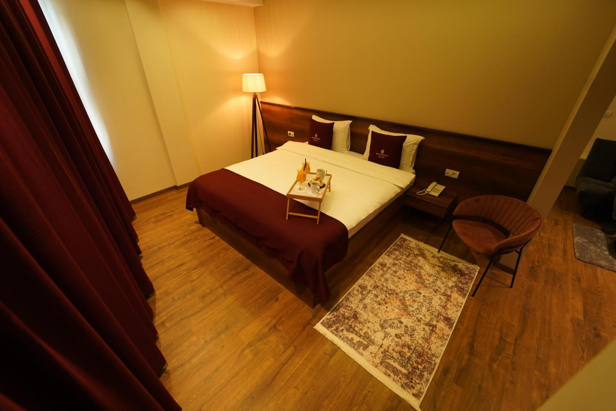Monarch Hotel พริเซรน ภายนอก รูปภาพ