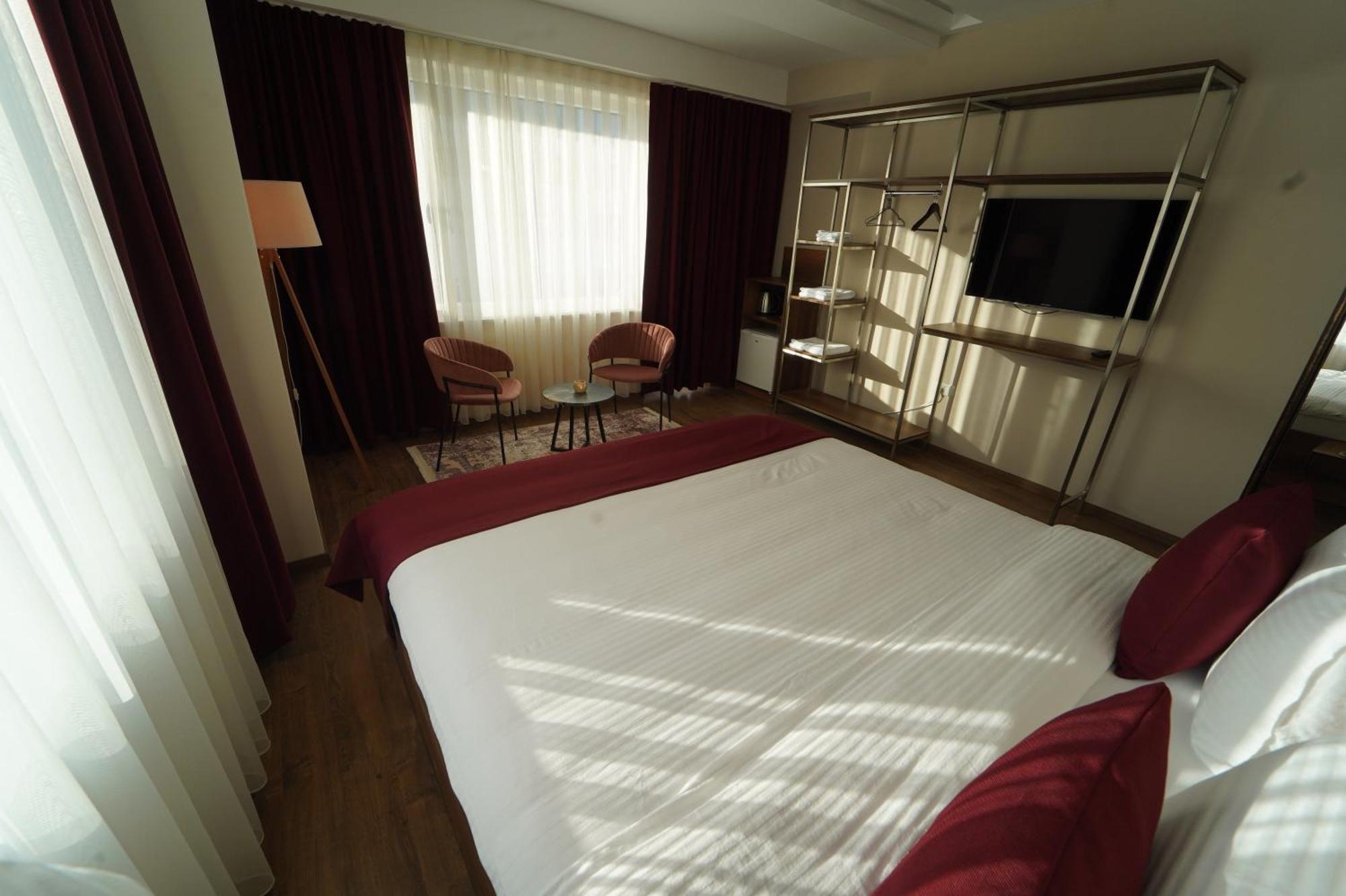 Monarch Hotel พริเซรน ภายนอก รูปภาพ