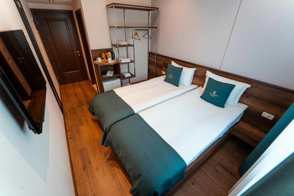 Monarch Hotel พริเซรน ภายนอก รูปภาพ